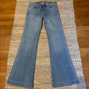 7 For All Mankind •Size 27 •Rise 9 •Inseam 31